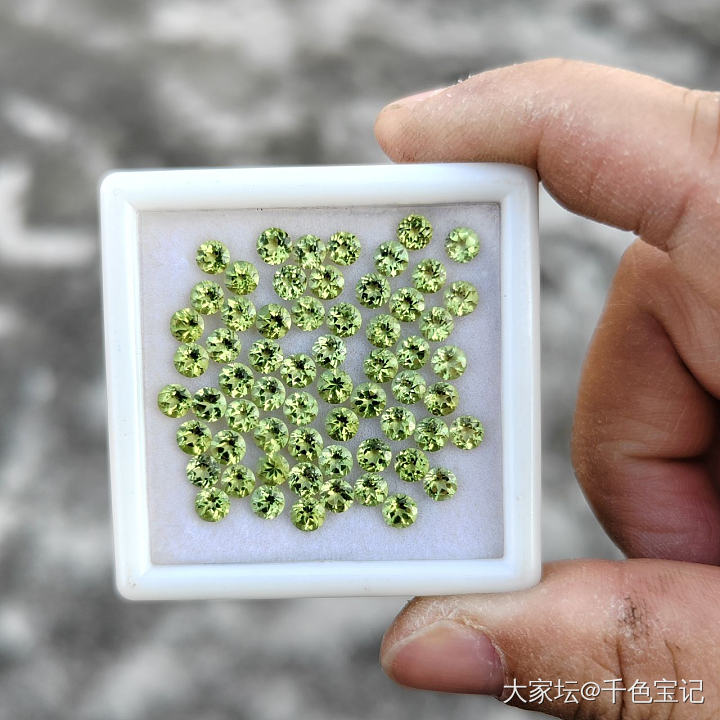 天然橄榄石圆4小配石_彩色宝石