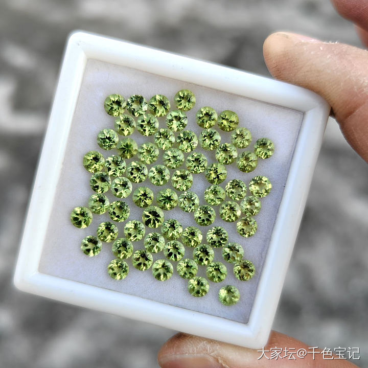 天然橄榄石圆4小配石_彩色宝石