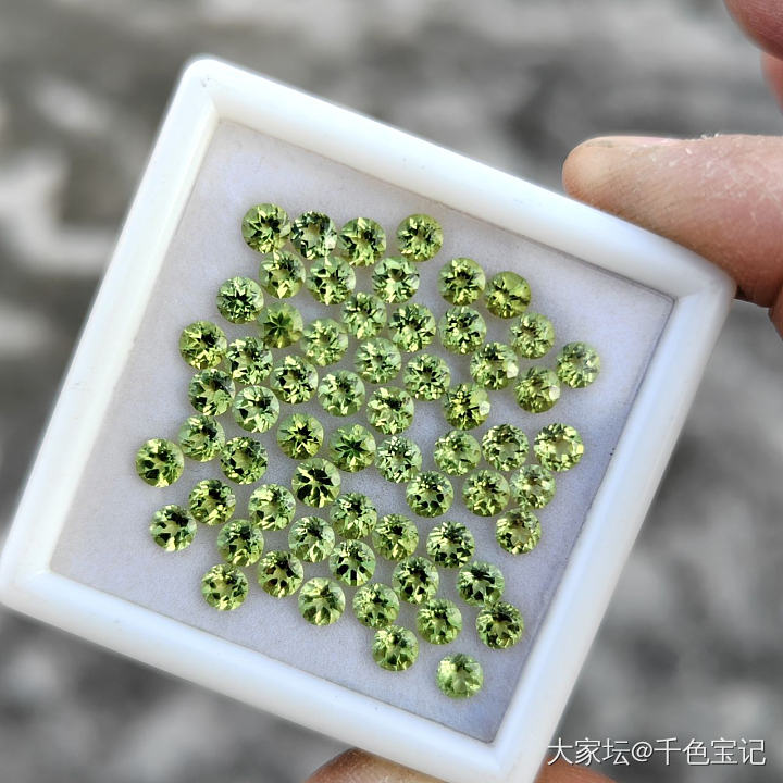 天然橄榄石圆4小配石_彩色宝石