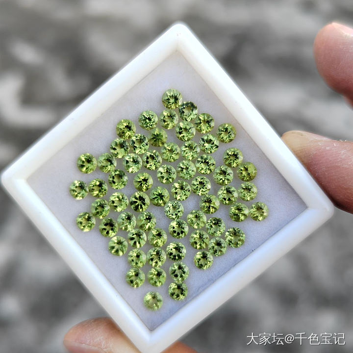 天然橄榄石圆4小配石_彩色宝石