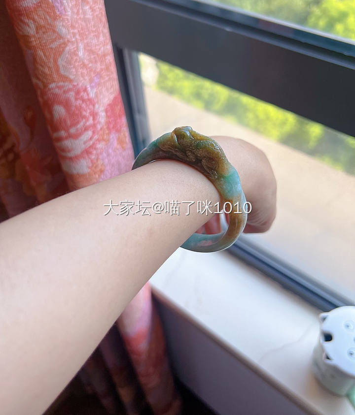 翡翠特色老料三色雕刻手镯套装_翡翠