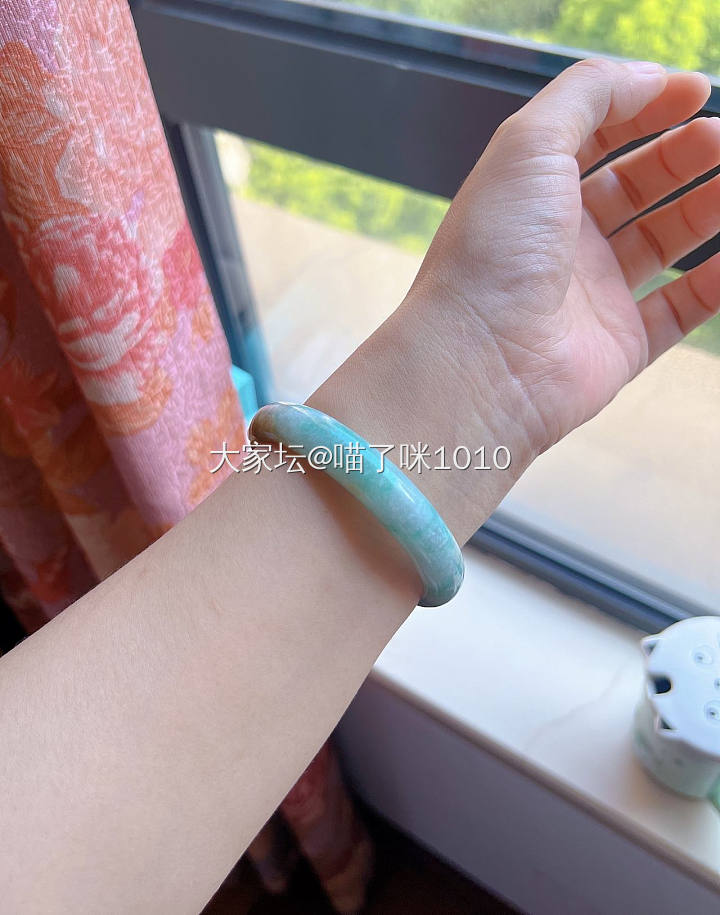 翡翠特色老料三色雕刻手镯套装_翡翠