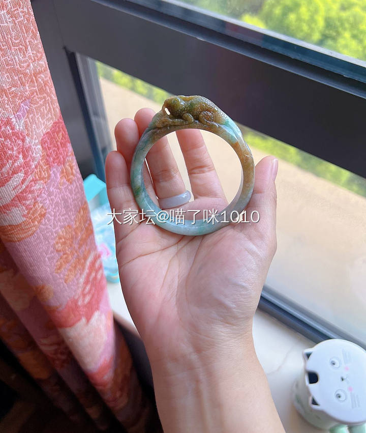 翡翠特色老料三色雕刻手镯套装_翡翠
