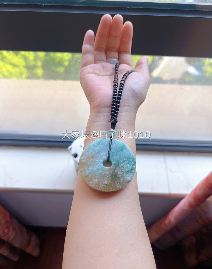 翡翠特色老料三色雕刻手镯套装_翡翠