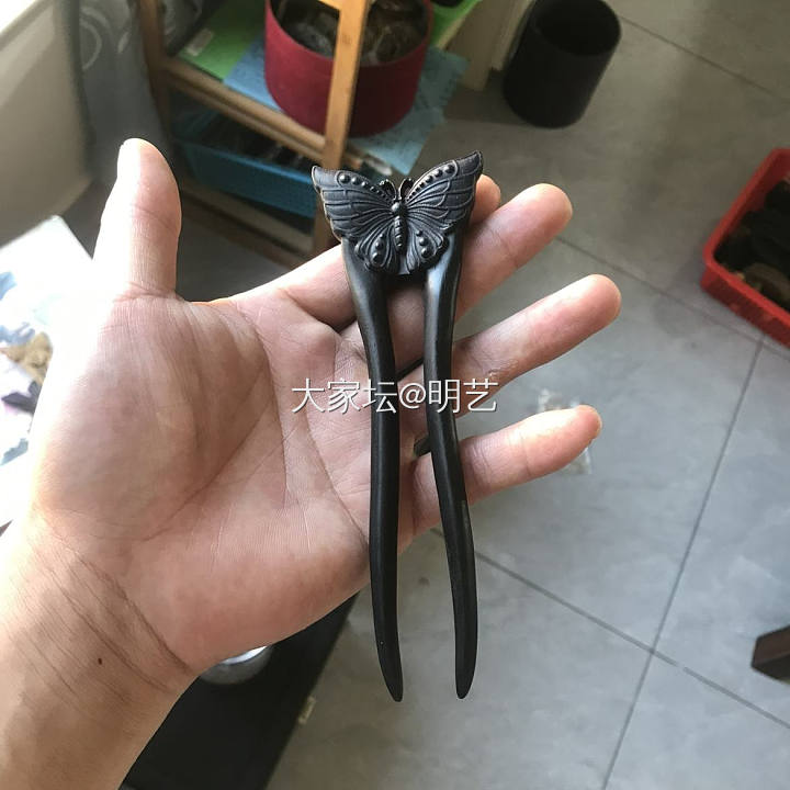 蝶驻芳华，木藏春秋：红酸枝蝴蝶发簪_首饰