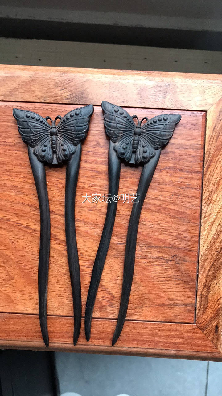 蝶驻芳华，木藏春秋：红酸枝蝴蝶发簪_首饰