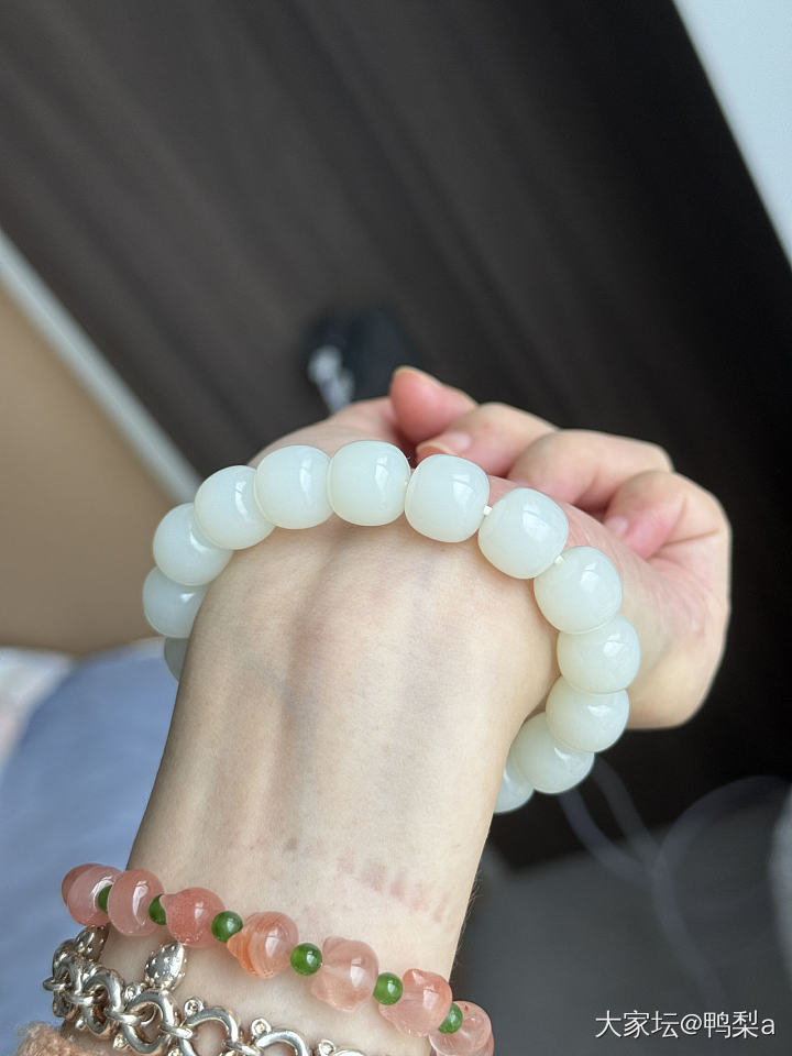 求问各位大佬这个是且末吗_珠串和田玉