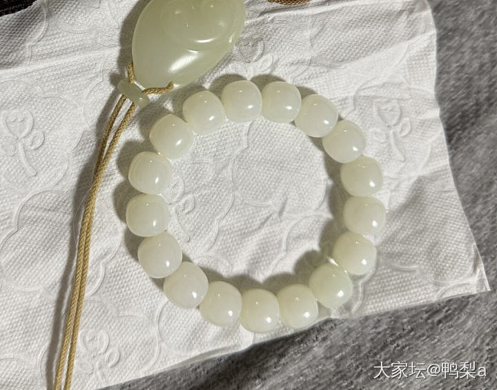 求问各位大佬这个是且末吗_珠串和田玉