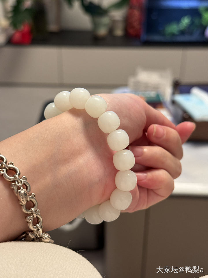 求问各位大佬这个是且末吗_珠串和田玉