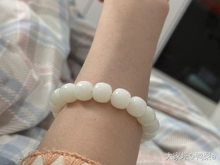 求问各位大佬这个是且末吗_珠串和田玉