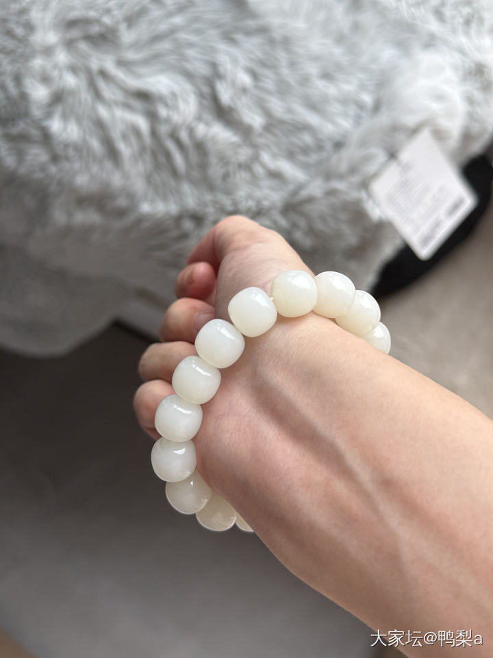 求问各位大佬这个是且末吗_珠串和田玉