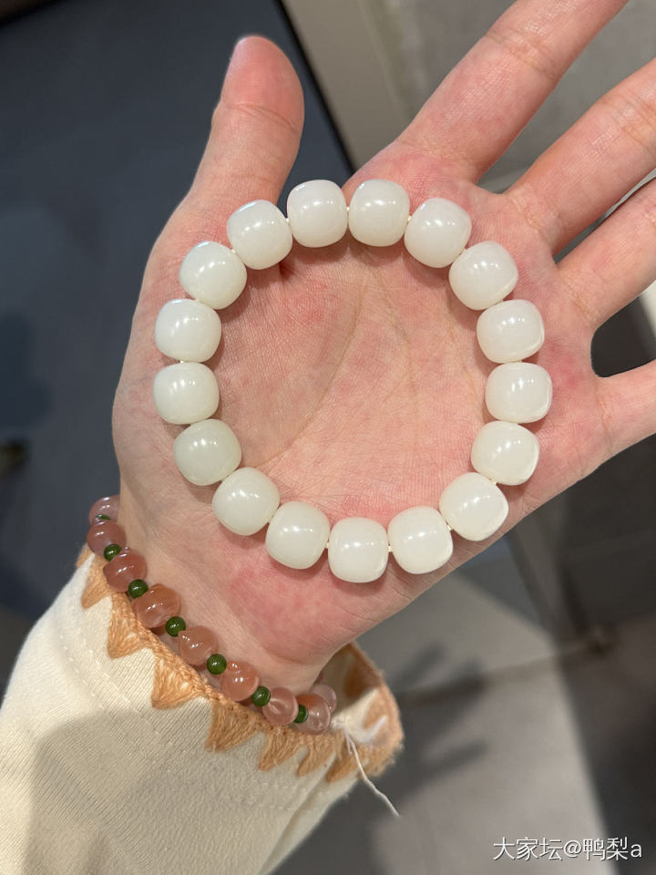 求问各位大佬这个是且末吗_珠串和田玉
