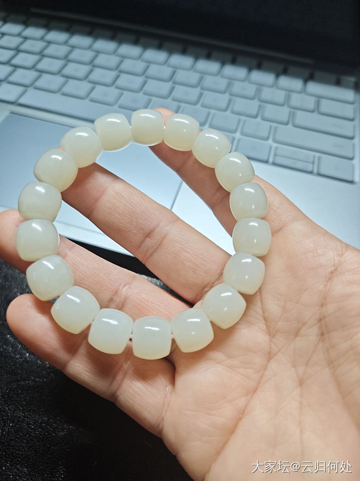 求问各位大佬这个是且末吗_珠串和田玉