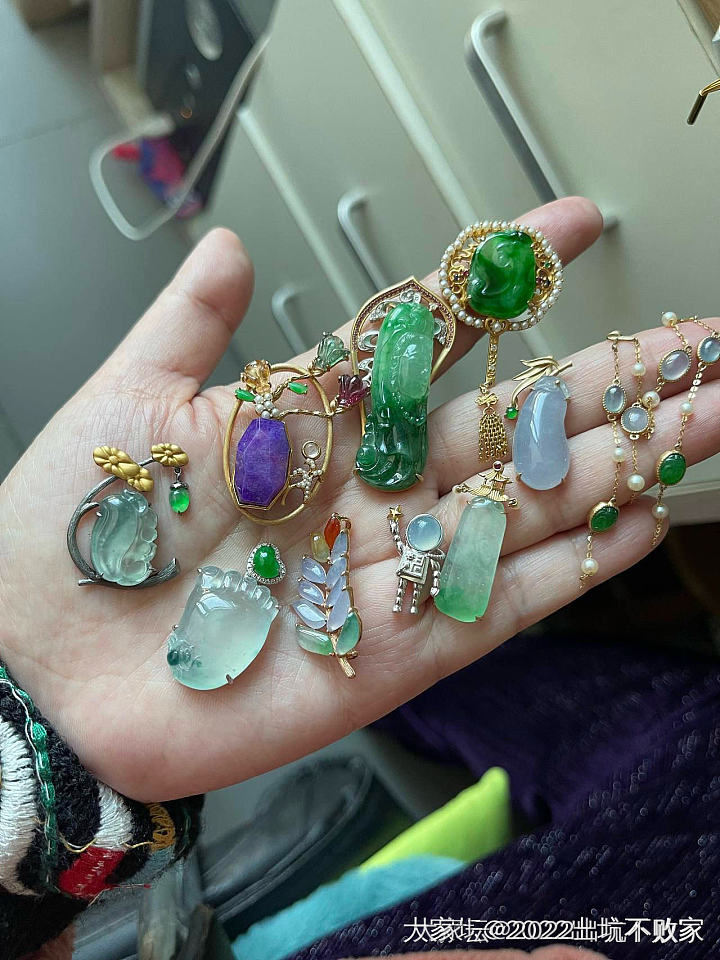 出些金子和翡翠等_金