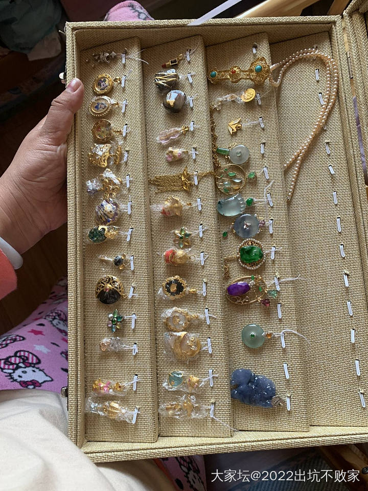 出些金子和翡翠等_金