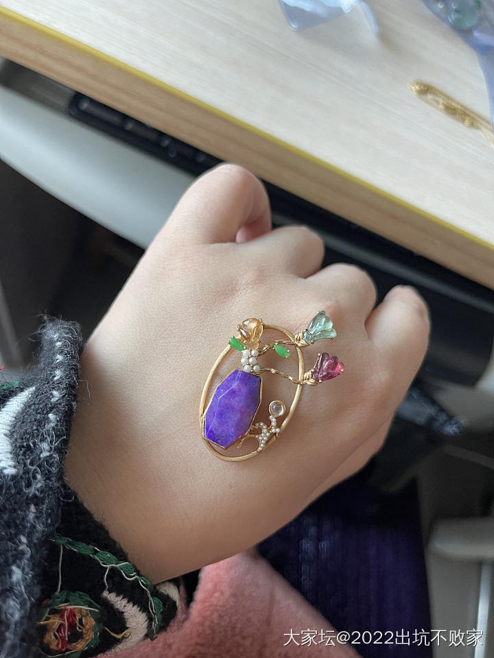 出些金子和翡翠等_金