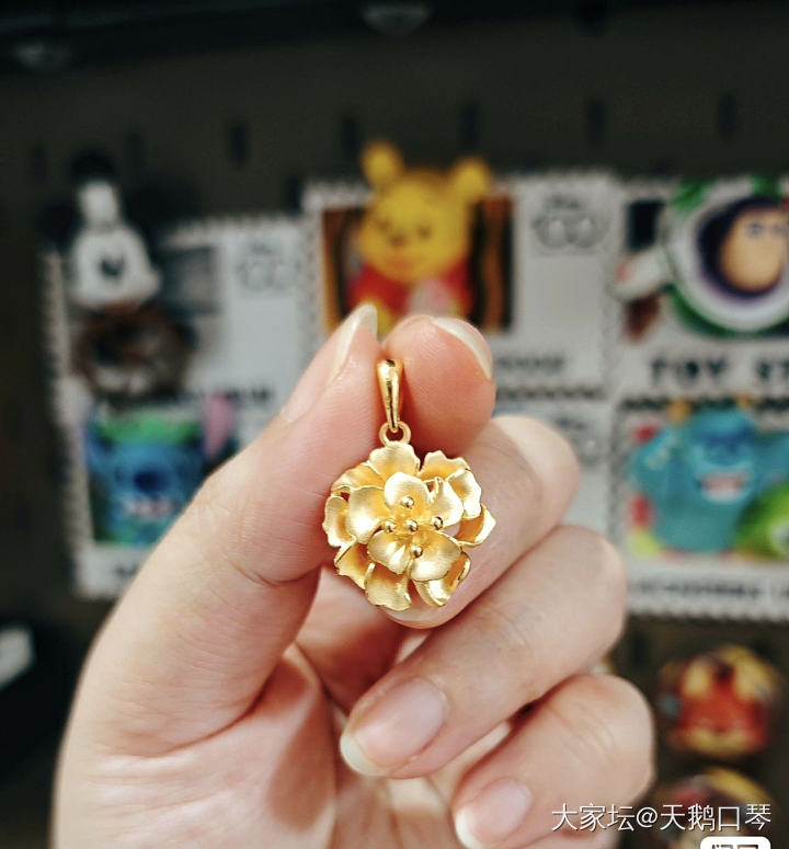 周生生花吊坠，缠盘银项链_金