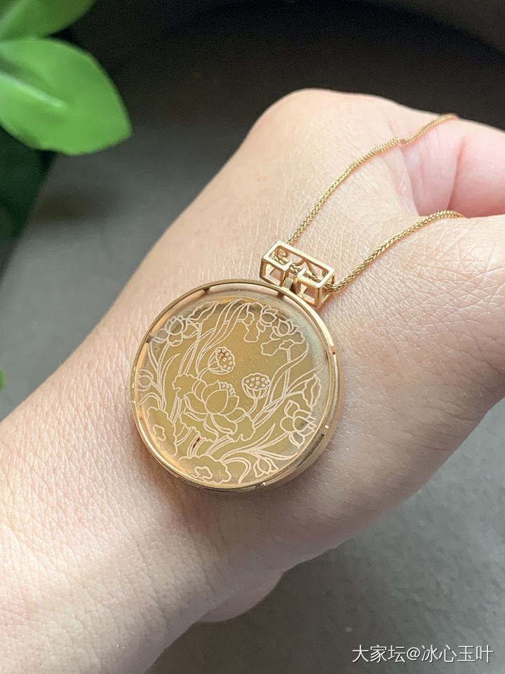 18k金镶冰阳绿大圆扣吊坠_翡翠
