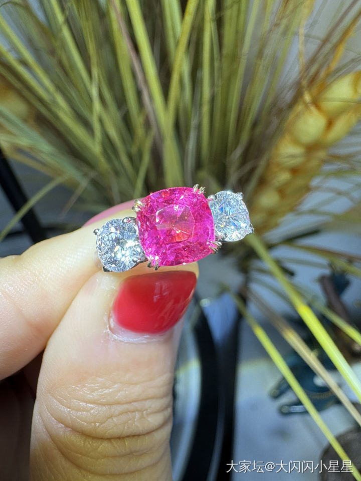 漂亮的马亨盖尖晶戒指经典三石_彩色宝石