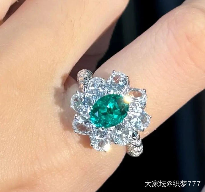 银镶培育祖母绿戒指_彩色宝石