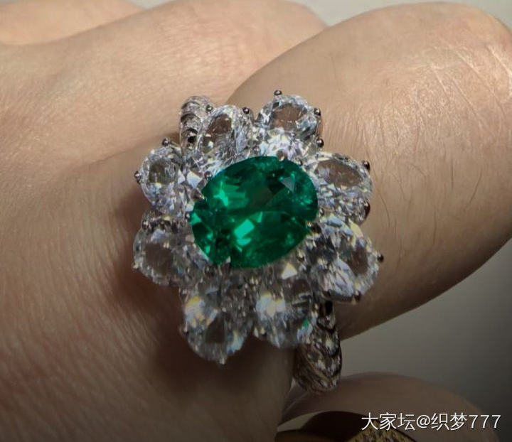 银镶培育祖母绿戒指_彩色宝石