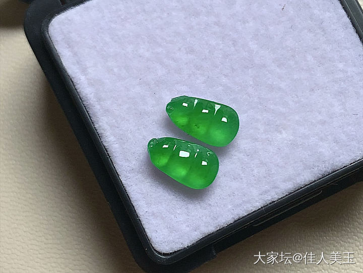 佳人美玉高冰种阳绿福豆一对行家货_翡翠