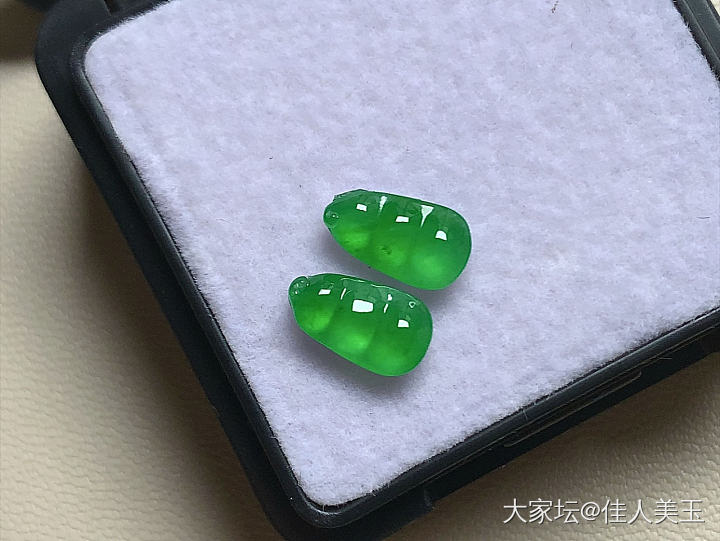 佳人美玉高冰种阳绿福豆一对行家货_翡翠