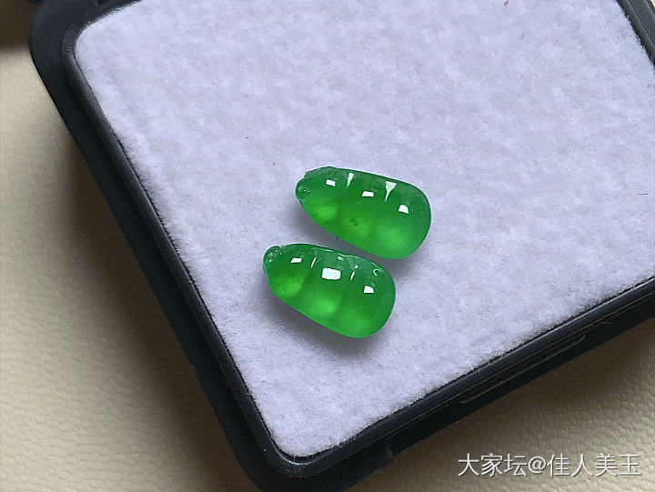 佳人美玉高冰种阳绿福豆一对行家货_翡翠