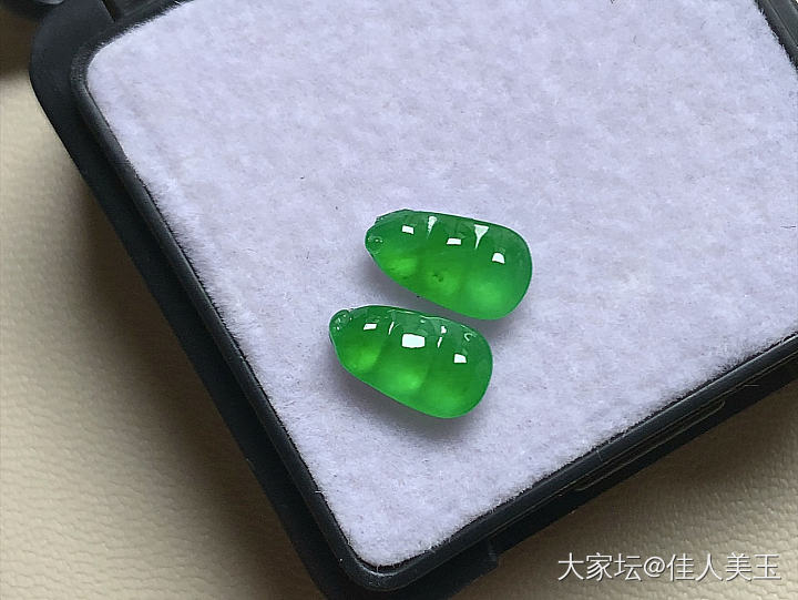 佳人美玉高冰种阳绿福豆一对行家货_翡翠