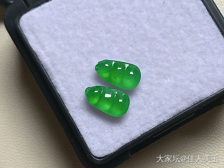 佳人美玉高冰种阳绿福豆一对行家货_翡翠