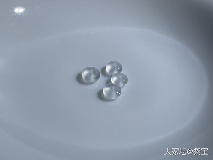 出两对冰玻起光的纯白小小胖扣子_翡翠