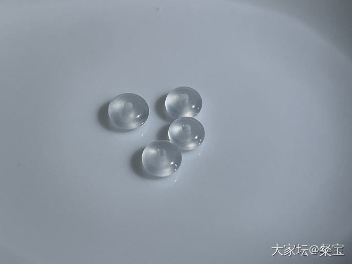 出两对冰玻起光的纯白小小胖扣子_翡翠