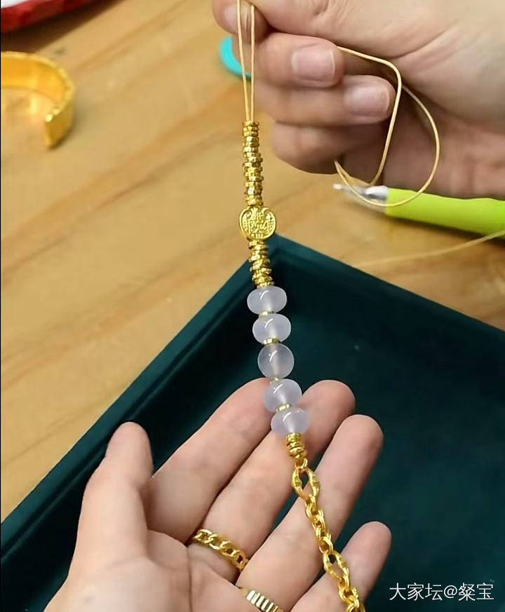 出两对冰玻起光的纯白小小胖扣子_翡翠