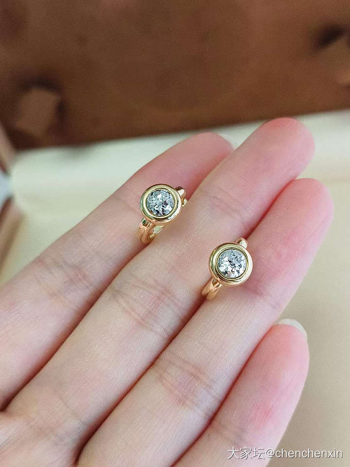 旧贴新用，出两对铂金耳钉，加两对18k金耳环_金