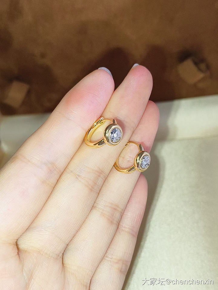 旧贴新用，出两对铂金耳钉，加两对18k金耳环_金