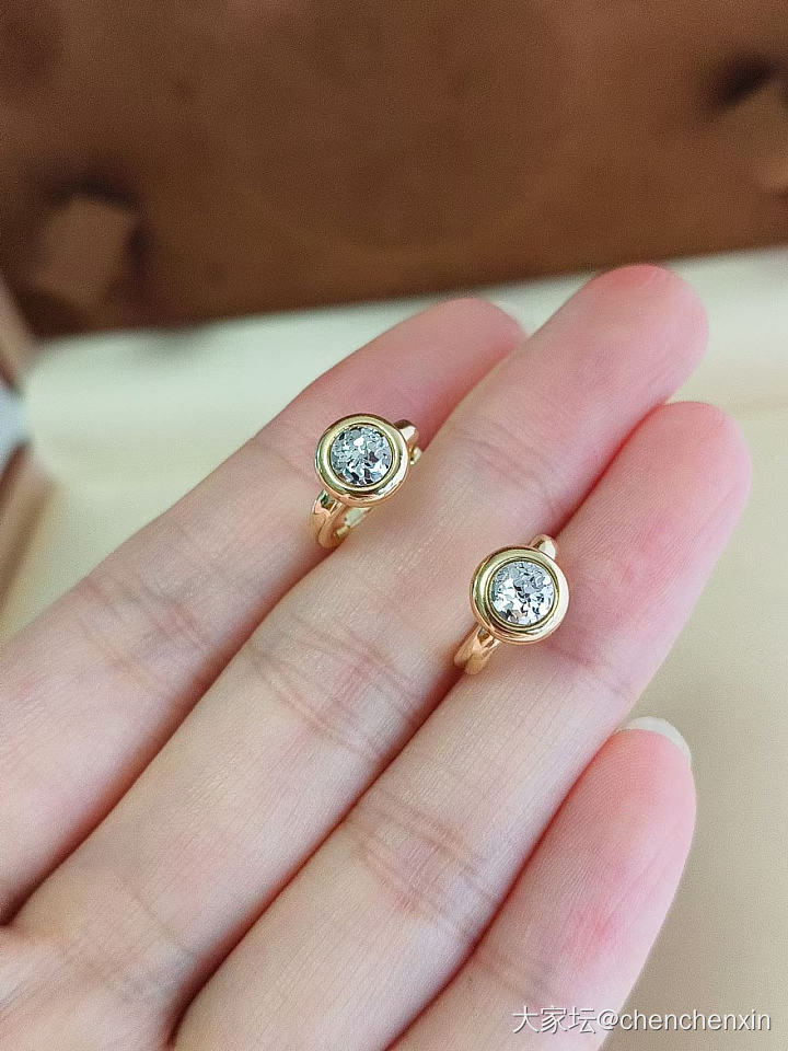 旧贴新用，出两对铂金耳钉，加两对18k金耳环_金