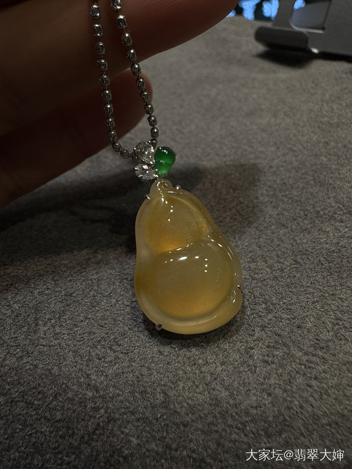 芬达色黄翡葫芦吊坠性价比极高_翡翠