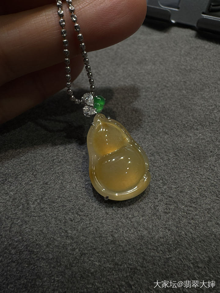 芬达色黄翡葫芦吊坠性价比极高_翡翠