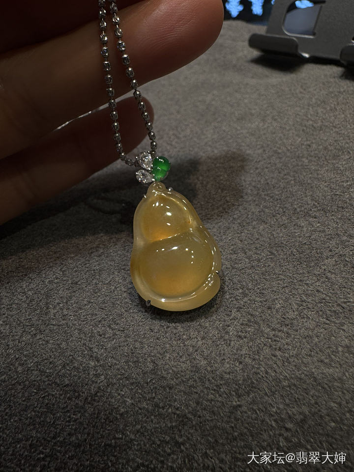 芬达色黄翡葫芦吊坠性价比极高_翡翠