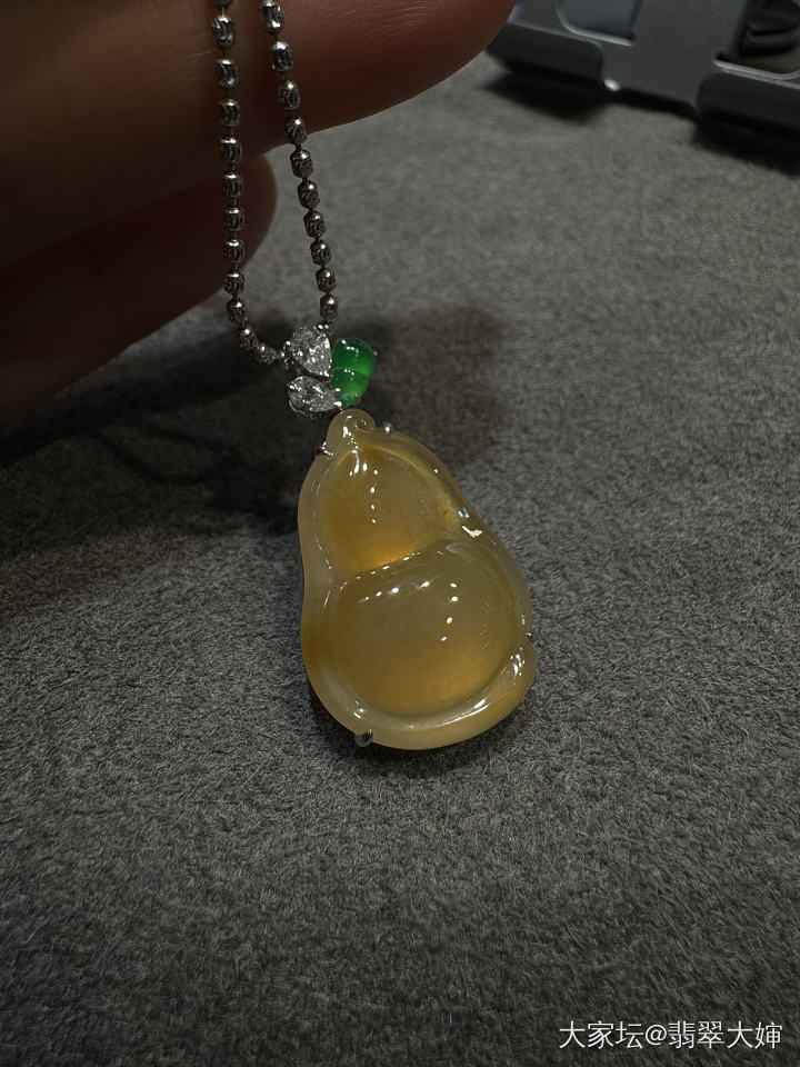 芬达色黄翡葫芦吊坠性价比极高_翡翠