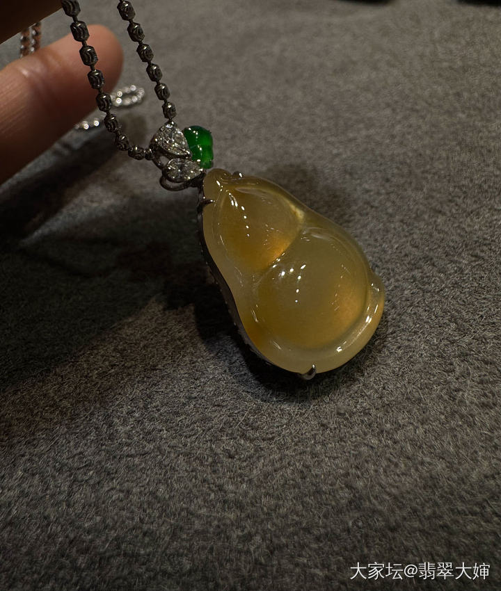 芬达色黄翡葫芦吊坠性价比极高_翡翠