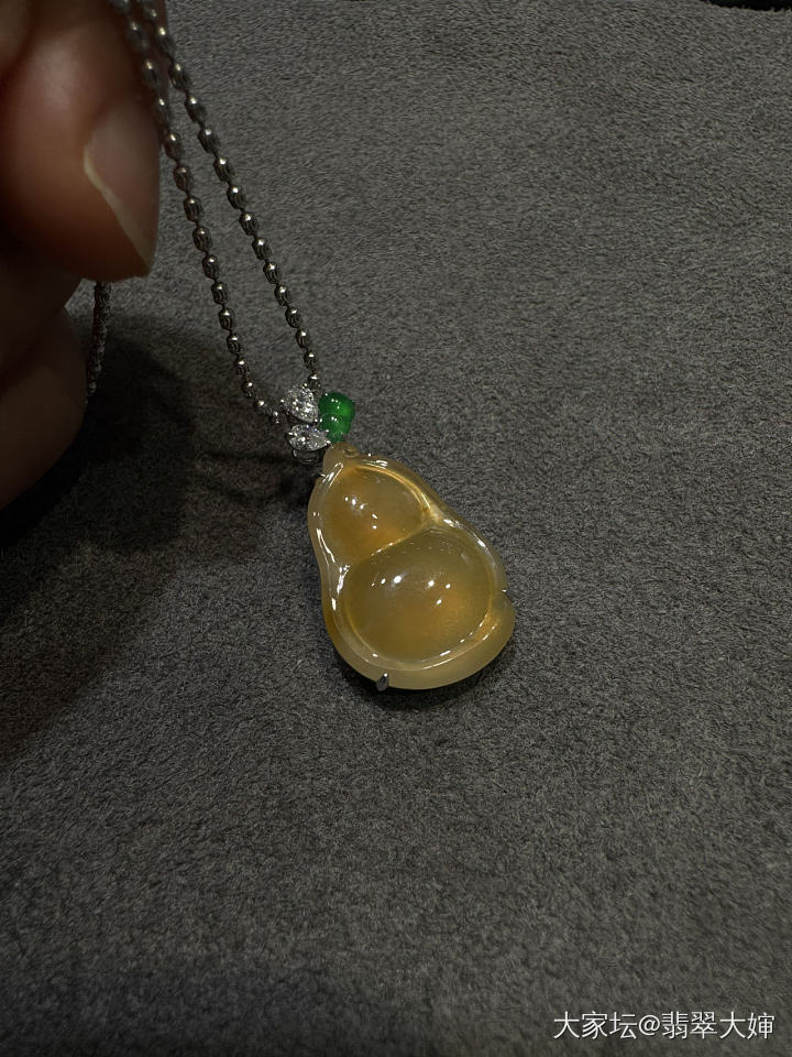 芬达色黄翡葫芦吊坠性价比极高_翡翠