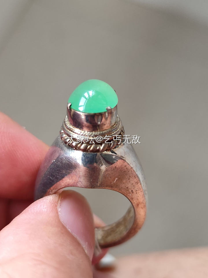阴天 带铜拖翡翠戒面 紫罗兰 绿货都有喜欢的来，会分别上图_翡翠
