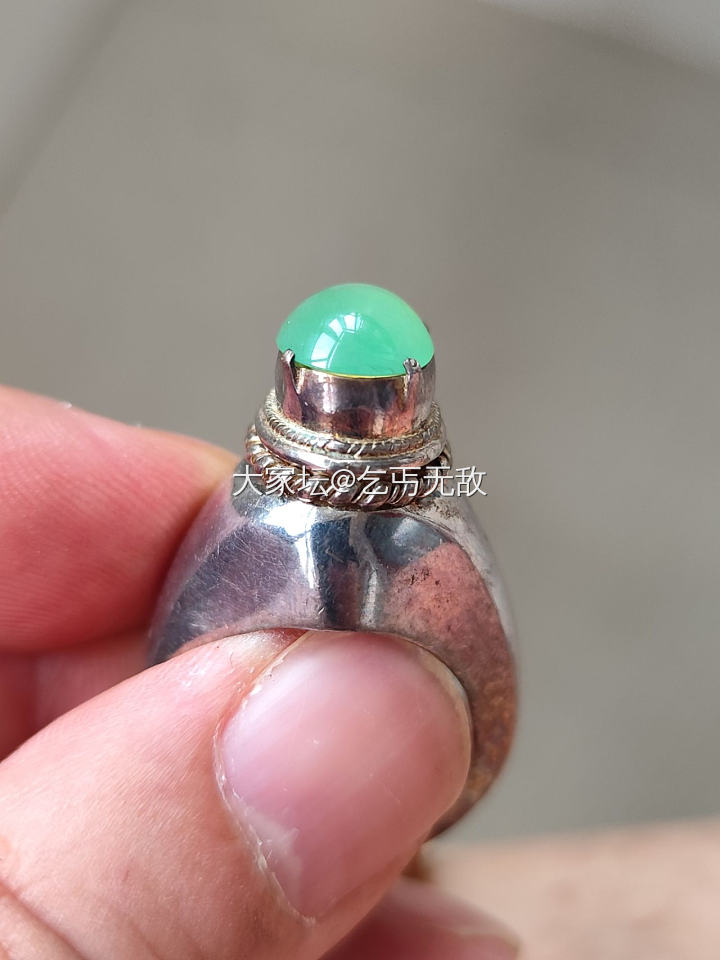 阴天 带铜拖翡翠戒面 紫罗兰 绿货都有喜欢的来，会分别上图_翡翠