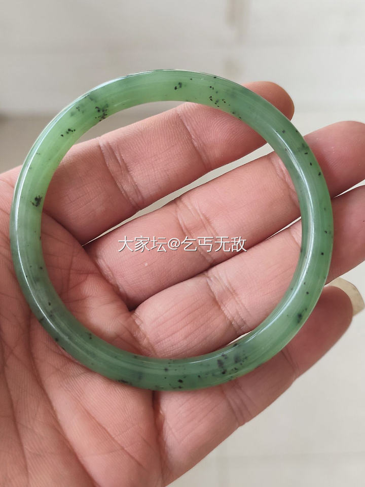 自然光实拍和田佛公 碧玉手镯 集美看过来_和田玉