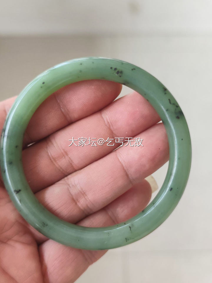 自然光实拍和田佛公 碧玉手镯 集美看过来_和田玉