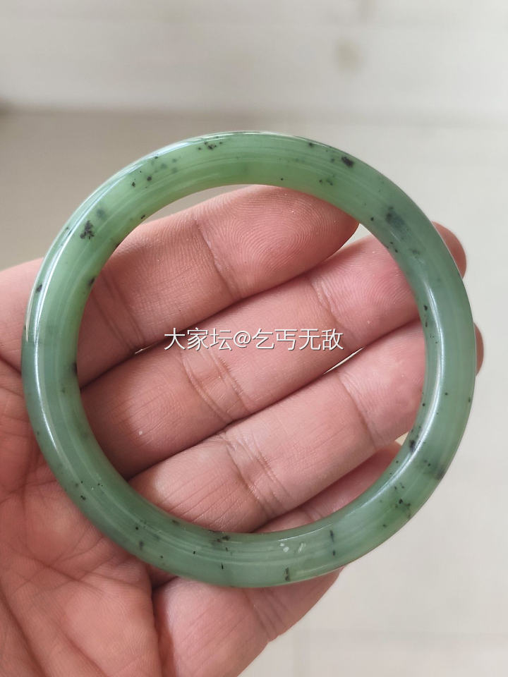 自然光实拍和田佛公 碧玉手镯 集美看过来_和田玉