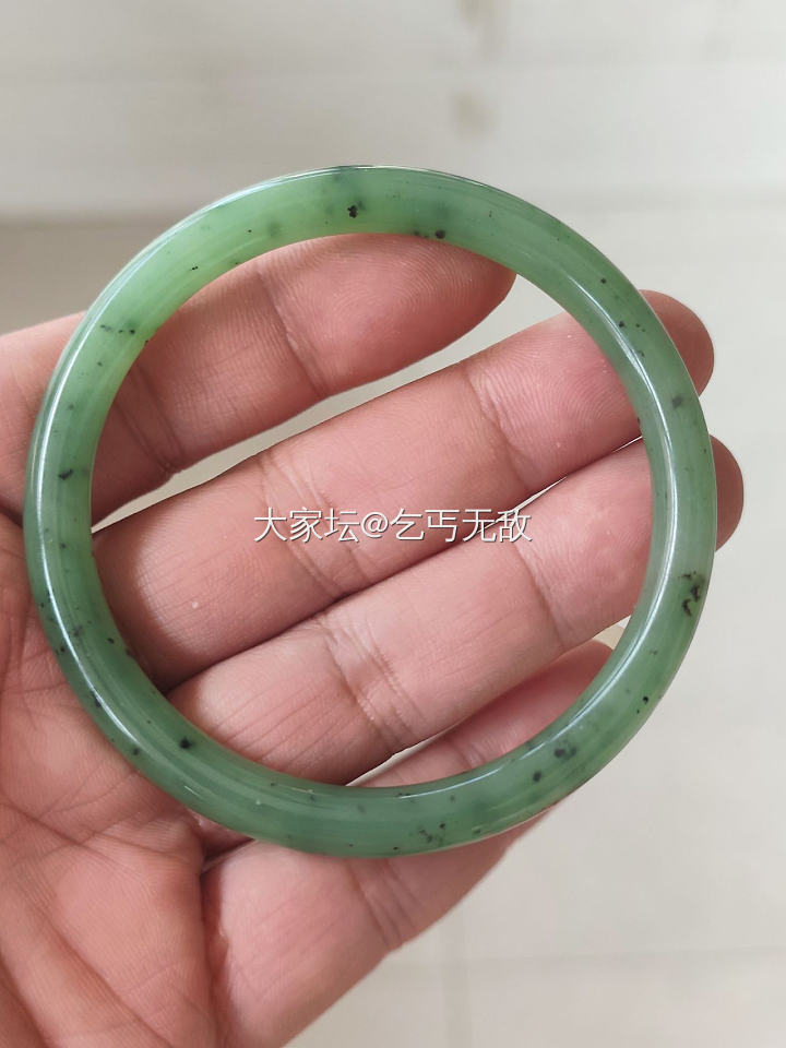 自然光实拍和田佛公 碧玉手镯 集美看过来_和田玉