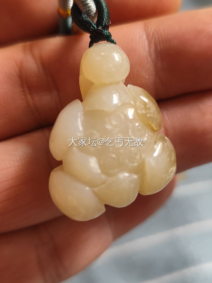 自然光实拍和田佛公 碧玉手镯 集美看过来_和田玉