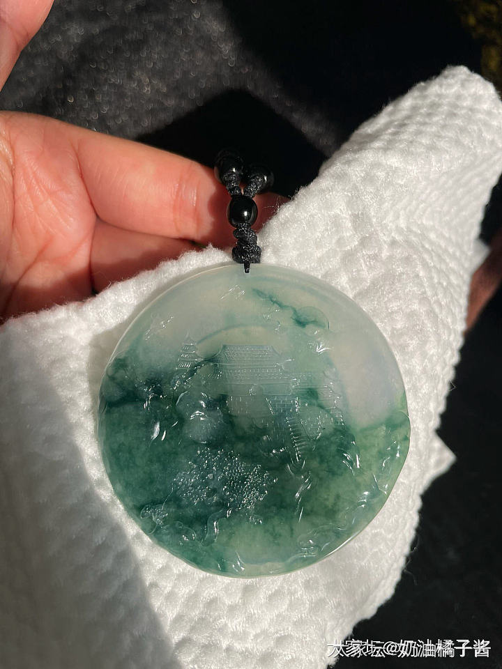 天然翡翠山水圆牌_翡翠
